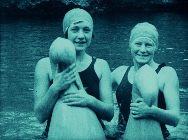 FILM_IST._A_GIRL_&_A_GUN_2