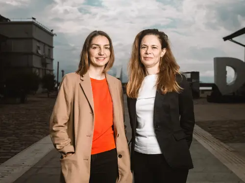 Julie Savary, Adriana Solomon