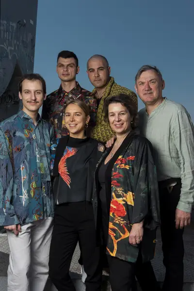 Narrow Path to Happiness Cast & Crew (1)