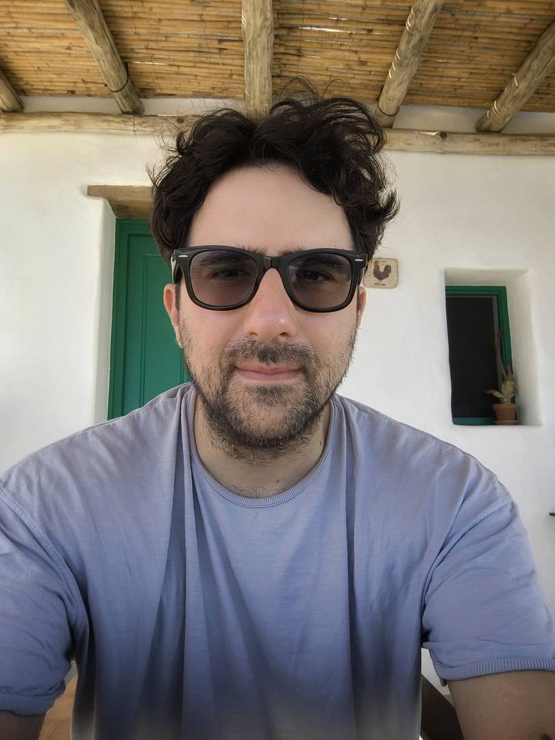 Arthouse vs. Commercial: Incompatible Νotions?