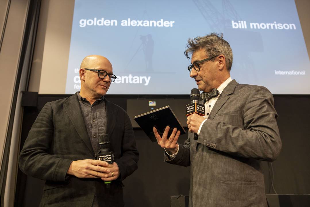 Απονομή τιμητικού Χρυσού Αλέξανδρου στον Μπιλ Μόρισον από τον Καλλιτεχνικό Διευθυντή του Φεστιβάλ, Ορέστη Ανδρεαδάκη